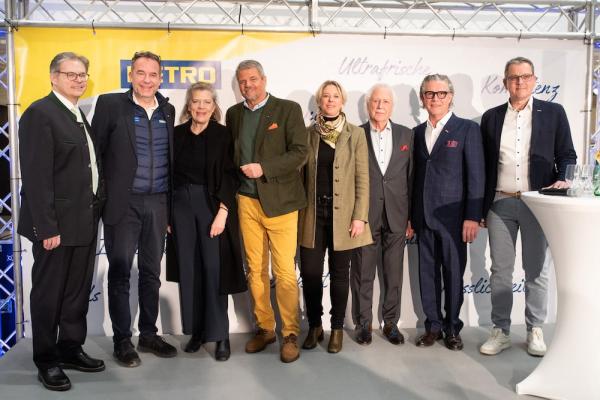 CFO METRO International Holding Dr. Robert Jakob; CEO METRO Österreich Thierry Guillon-Verne; Vizebürgermeisterin Spittal/Drau Angelika Hinteregger; Bürgermeister Gerhard Köfer; Geschäftsführerin, Dir. Einkauf und Supply Chain Angelika Wider, Grundstückseigentümer Johann Sommeregger; WKK Obmann Fachverband Hotellerie Sigi Moerisch, Standortleiter Stephan Dapoz