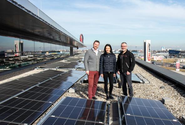 v.l.n.r.: David Müller, Vertrieb eww Anlagentechnik, Doris Panagl, Center-Managerin MAX.CENTER und Josef Emminger, Leitung Center-Technik MAX.CENTER, bei der neuen PV-Anlage am Vordach. 