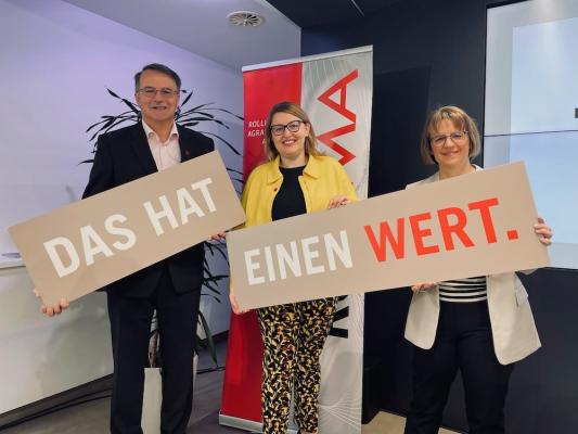 Sie feiern 30 Jahre RollAMA: Martin Greßl (Leiter Qualitätsmanagement und Prokurist), Christina Mutenthaler-Sipek (Geschäftsführerin AMA-Marketing) und Micaela Schantl (Leiterin Marktforschung) (v.l.)