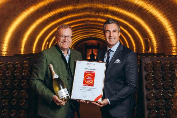 Schlumberger beliebteste Sektmarke in Österreich: V.l.n.r.: Dr. Werner Beutelmeyer (Institutsvorstand und Geschäftsführer Market Institut) und Dr. Eugen Lamprecht (Chief Sales Officer Schlumberger).