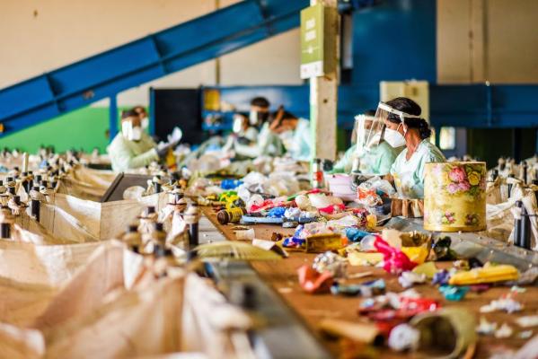 Nestlé setzt sein bestreben nach besseren Verpackungslösungen fort