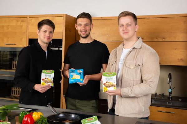 v.l.n.r.: Martin Berger; Fabian Wagesreither, Mitbegründer von Wunderkern, und Thomas Berger präsentieren das Co-gebrandete Produkt 