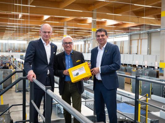 (v.l.): Walter Oblin, Generaldirektor-Stellvertreter, Vorstand für Brief & Finanzen, Österreichische Post AG, Georg Pölzl, Generaldirektor, Österreichische Post AG, und Peter Umundum, Vorstandsdirektor für Paket & Logistik, Österreichische Post AG