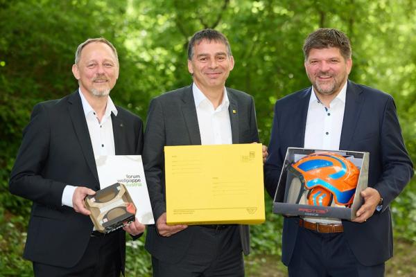 v.l.n.r.: Franz Grafendorfer, Forum Wellpappe Austria Peter Umundum, Vorstandsdirektor für Paket & Logistik, Österreichische Post AG Stephan Kaar, Sprecher Forum Wellpappe Austria