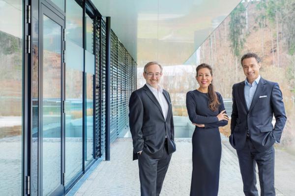Greiner AG Vorstand v.l.: Hannes Moser, CFO Greiner AG, Saori Dubourg, CEO Greiner AG, Manfred Stanek, COO Greiner AG Greiner AG Vorstand v.l.: Hannes Moser, CFO Greiner AG, Saori Dubourg, CEO Greiner AG, Manfred Stanek, COO Greiner AG