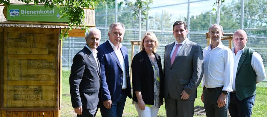 Mit dem Start in den Frühling durften nun das erste Bienenhotel und die ersten Bäume im Beisein aller Beteiligten ihren Platz finden : v.li.n.re.: Mag. Alfred Berger, Vorstand der NÖM AG, KommR Ing. Josef Simon, Vorstand der NÖM AG, LAbg. Dr. Helga Krismer-Huber, Vizebürgermeisterin der Stadt Baden, Dipl.-Ing. Stefan Szirucsek, Bürgermeister der Stadt Baden, DI Andreas Kastinger, Stadtgartendirektor der Stadt Baden, Karl Watzke, Landschaftsgärtner und HandelsgesmbH.
