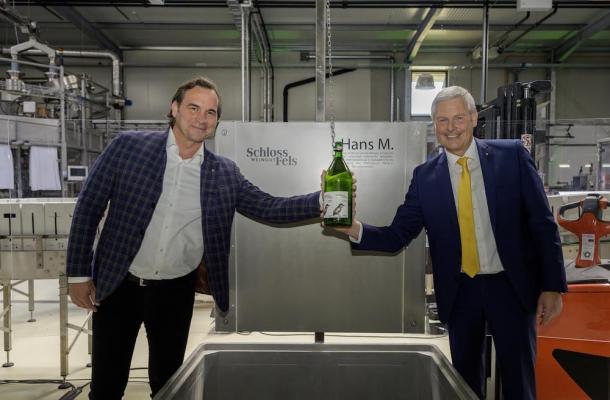 Grüner Veltliner statt Champagner: Weingut Schloss Fels-Geschäftsführer und Spar-Vorstandsvorsitzender KR Hans K. Reisch tauften die modernste Abfüllanlage Europas mit einem niederösterreichischen Grünen Veltliner in der Dopplerflasche.