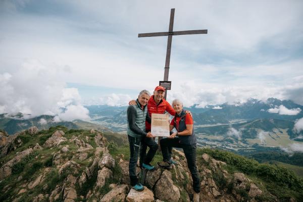 Almdudler & Alpenverein mit Peter Habeler: Mit vereinten Kräften für „Saubere Berge“: In der Mitte Gerhard Schilling, Geschäftsführer von Almdudler