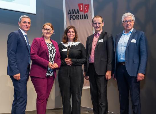 Peter Hamedinger und Christina Mutenthaler-Sipek begrüßen die Vortragenden auf dem AMA Milchforum.