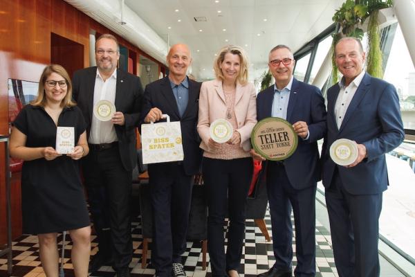 Im Bild v. l. n. r. Stefanie Lehrner, Albin Lintner, Bernd Schlacher, Alexandra Gruber, KR Christof Kastner und Peter Dobcak.