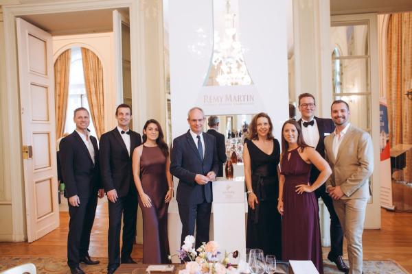 Man feiert 300 Jahre Rémy Martin: V.l.n.r.: Florian Czink (Top Spirit), Alexandre Quintin (Rémy Martin), Marie Dupas (Rémy Martin) , Bruno Laternier (Business France), Pauline Moniez (Rémy Martin), Barbara Fellinger (Top Spirit), Thomas Zilm (Rémy Martin) und Alexander Ludwig (Schlumberger)