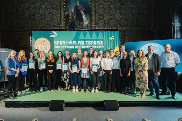 Spar Vielfaltspreis wurde vergeben: Anwesende Preisträger:innen mit Robert Brodschneider (hintere Reihe Mitte rechts), Kathrin Grobbauer (5.v.r.), Markus Kaser (4.v.l.), Markus Benesch (BMBWF, Gruppenleiter; 2.v.r.), Alois Huber (SPAR-Geschäftsführer Wien, Niederösterreich und das nördliche Burgenland; 6.v.r.), Carmen Wieser-Nußbaumer (SPAR, Head of CSR; 3.v.r.) und Katrin Hohensinner-Häupl (4.v.r.), Stefan Mandl (r.)