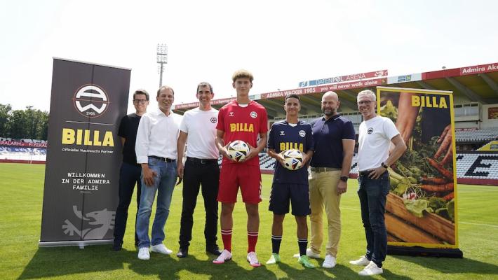 Billa und Admira: v.l.n.r.: Niklas Belihart (Geschäftsführer Admira Wacker), Eric Scharnitz (BILLA Vertriebsdirektor), Christian Tschida (Präsident Admira Wacker), Perspektivspieler Christopher Olsa und Dion Nela, Harald Mießner (BILLA Vorstand) und Peter Stöger (Sportdirektor Admira Wacker) freuen sich über die neue Partnerschaft.
