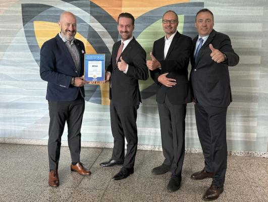 V. l. n. r.: Mag. András Wiszkidenszky (Regional Director Superbrands CEE), Philipp Mell (kaufm. GF Mewa Österreich), Stefan Janzen (techn. GF Mewa Österreich) und Vertriebsleiter Alexander Kaiser