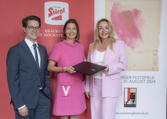 Stiegl setzt das Festspielsponsoring auch in den kommenden fünf Jahren fort (v.l.): Lukas Crepaz, Kaufmännischer Direktor der Salzburger Festspiele, Stiegl-Bräuin Alessandra Kiener und Kristina Hammer, Präsidentin der Salzburger Festspiele.