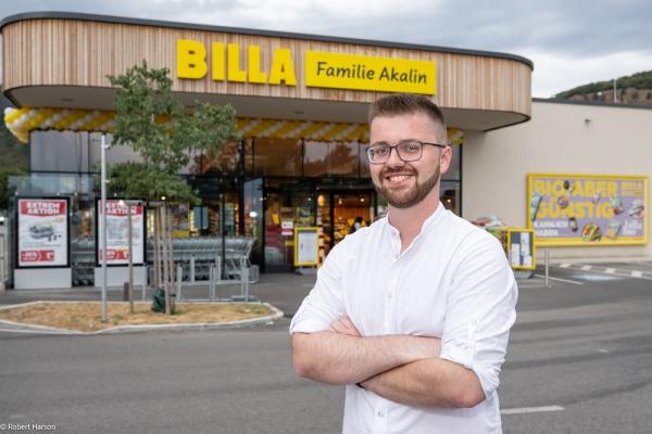 Kurt Akalin startete 2020 als Quereinsteiger bei der Billa Familie, heute ist er stolzer Billa Kaufmann im niederösterreichischen Winzendorf.