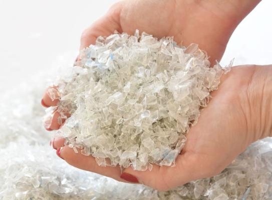 Greiner Recycling produziert selbst r-PET-Flakes.