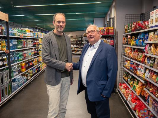 MPreis-Geschäftsführer David Mölk (li.) und GPA Tirol-Geschäftsführer Harald Schweighofer setzen auf produktive Zusammenarbeit mit dem erstmals gewählten Betriebsrat.