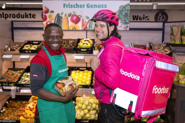 PENNY Frischeheld und foodora Rider bilden bei frischen Lieferungen nach Hause das perfekte Team.