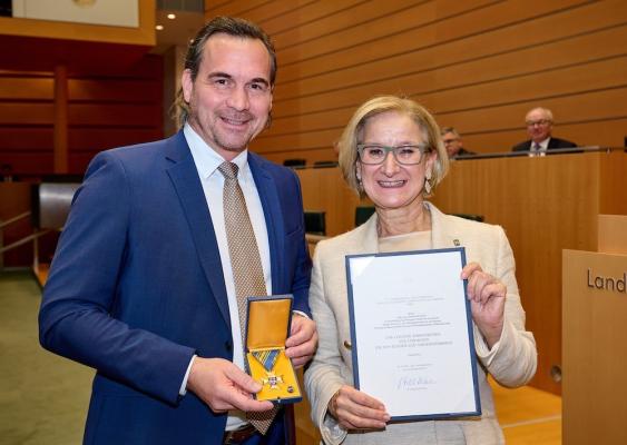 Landeshauptfrau Johanna Mikl-Leitner überreichte Goldene Ehrenzeichen des Landes Niederösterreich an Christian Bauer, Geschäftsführer des Spar-eigenen Weinguts „Weingut Schloss Fels“ 
