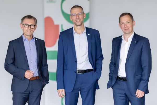 Mag. Thomas Krahofer führt gemeinsam mit DI (FH) Bernhard Stöhr, MBA, die efko Frischfrucht und Delikatessen GmbH am Standort Hinzenbach. Am Bild von links nach rechts: Klaus Hraby, Mag. Thomas Krahofer und DI (FH) Bernhard Stöhr, MBA. 