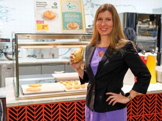Verena Wiederkehr, BILLA Head of Plant-Based Business Development, mit der neuen pflanzlichen Vegavita Schnitzelsemmel, mit einer Ja! Natürlich Bio-Semmel und einem Soja-Schnitzel aus Österreich.