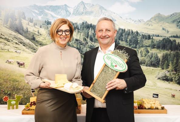 Christiane Mösl, Geschäftsführerin ARGE Heumilch, und Obmann Karl Neuhofer 