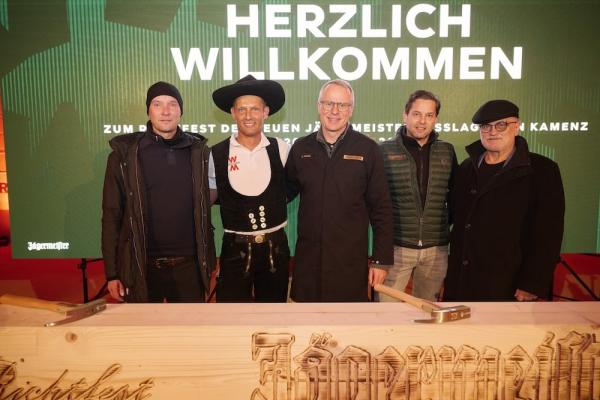 Die Mast-Jägermeister SE feierte mit Mitarbeitenden und regionalen Partnern das Richtfest ihres neuen, CO2-neutralen Eichenfasslagers in Kamenz.