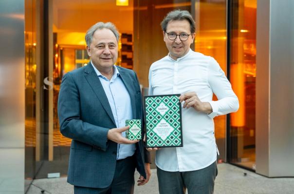 Hannes Winkelbauer überreicht Sternekoch Heinz Reitbauer die erste „Maldon Chef Trophy“.