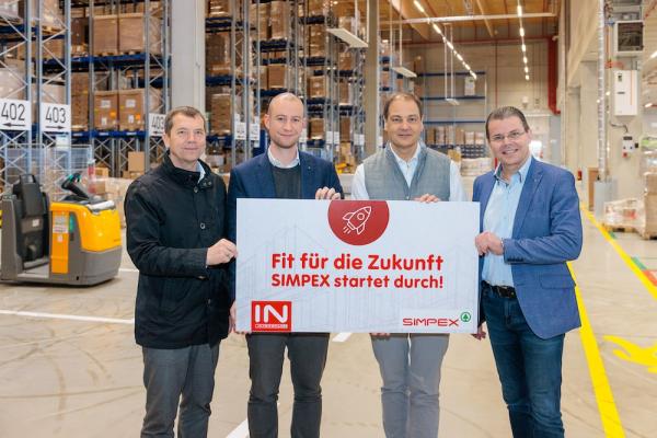 Die beiden SIMPEX-Geschäftsführer Franz Brunthaler (links) und Mario Wiesinger (rechts) sowie SIMPEX-Geschäftsführer-Stv. Florian Bauer-Leitner (2.v.li.) freuen sich mit INTERSPAR Österreich-Geschäftsführer Johannes Holzleitner (3.v.li.) über den neuen Lagerstandort. 