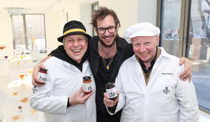 Stefan Schauer, Geschäftsführer Staud’s Wien, Glaskünstler Robert Comploj und Schauspieler Robert Reinagl bei der Präsentation von "Staud's Apfelsüße".