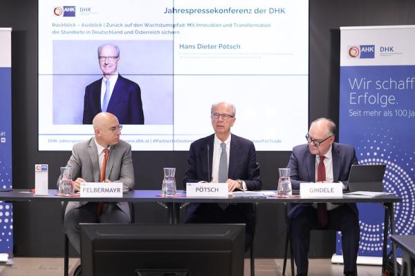 DHK: vlnr.: Gabriel Felbermayr, Direktor des Österreichischen Instituts für Wirtschaftsforschung (WIFO), Hans Dieter Pötsch, Präsident der DHK, Aufsichtsratsvorsitzender der Volkswagen AG und Vorstandsvorsitzender der Porsche SE, Thomas Gindele, Hauptgeschäftsführer Deutsche Handelskammer in Österreich (DHK)
