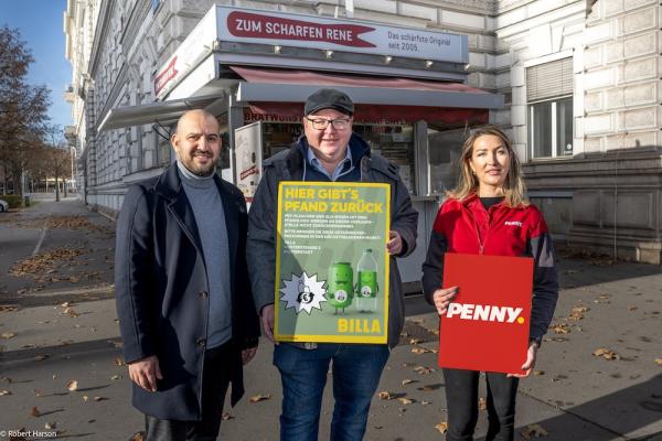 (v.l.n.r.): Hamed Mohseni (BILLA Vertriebsdirektor), René Kachlir (Vorsitzender des Vereins der Würstelstände und Betreiber des Standes "Zum scharfen René" in Wien) und Nada Tosic (Penny Mitarbeiterin) freuen sich über neue Kooperation zur Pfand-Abnahme von Billa und Penny für Kleinbetriebe.