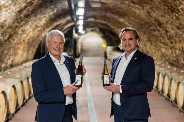 SPAR-Vorstandsvorsitzender Hans K. Reisch (l.) und Schloss Fels Geschäftsführer Ing. Mag. Christian Bauer im Barriquekeller des Weingutes.