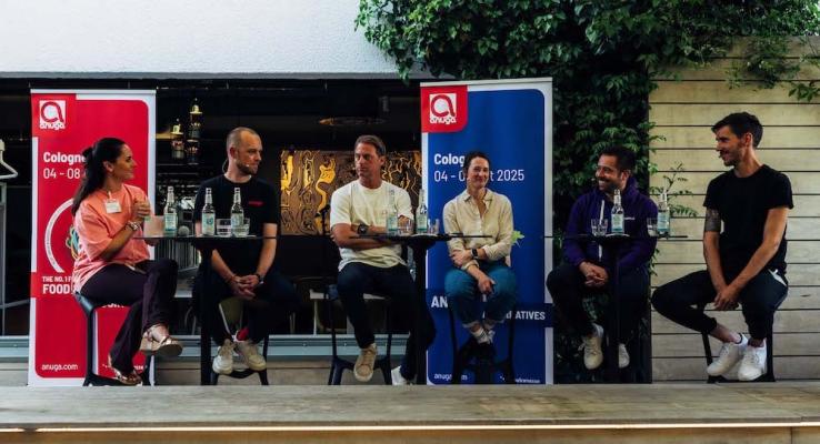 Diskussion in Stuttgart rund um Anuga Alternatives: Moderatorin Swantje Tomalak (vegconomist), Anuga-Director Jan Philipp Hartmann, ehemaliger Fußballprofi Timo Hildebrand, Deniz Ficicioglu (BettaFish), Pascal Bieri (Planted).