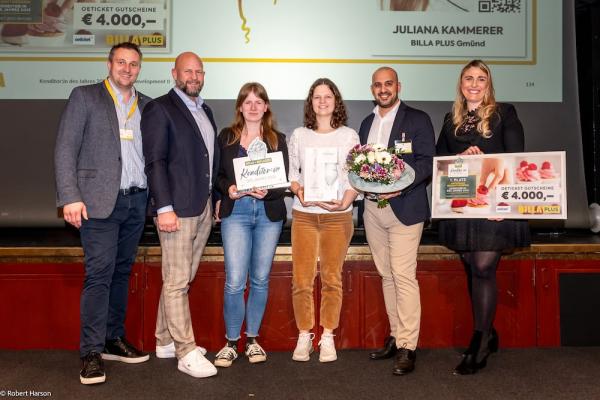 Mario Forster (BILLA Vertriebsmanager), Harald Mießner (BILLA Vorstand Vertrieb), Juliana Kammerer (BILLA Konditorin des Jahres), Marlene Wurz (BILLA PLUS Konditorin), Hamed Mohseni (BILLA Vertriebsdirektor) und Eva-Maria Kaiser (gewerberechtliche Geschäftsführerin der BILLA Marktkonditoreien) im Rahmen der Preisverleihung.