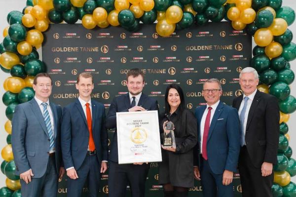 Hans K. Reisch, Vorstandsvorsitzender, und Jakob Leitner, Geschäftsführer der Spar-Zentrale Marchtrenk, freuen sich gemeinsam mit Gordana Nesic, Marktleiterin Eurospar Linz Wiener Straße, Marktleiter-Stellvertreter Patrick Neunteufel, Daniel Häuserer, Leiter der Filialorganisation der Spar-Zentrale Marchtrenk, und Gerhard Weinberger, Leiter Gesamtvertrieb Einzelhandel und Filialen, über den Sieg der „Goldenen Tanne“. (v. r.)