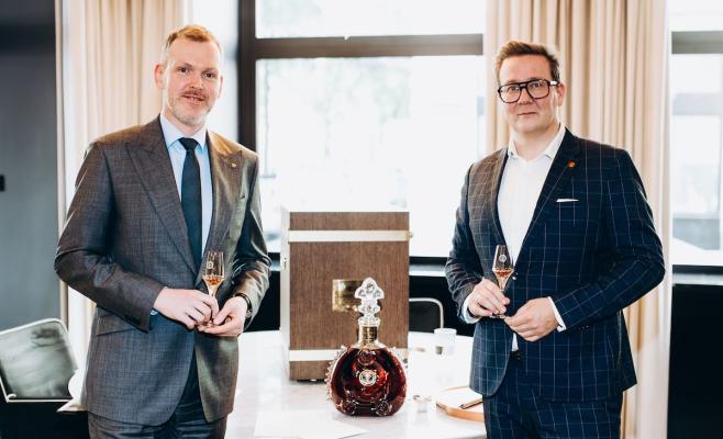 Mike Faber, General Manager von The Amauris Vienna, und Thomas Zilm, Client Director Louis XIII