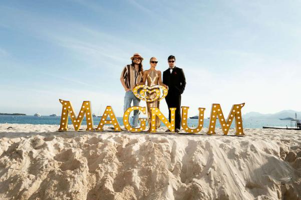 Magnum in Cannes am Strand: Riccardo Simonetti, Caro Daur, Aaron Altaras