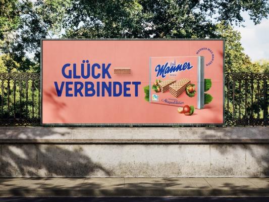 Manner setzt mit einer neuen Kampagne auf süße Glücksmomente und die verbindende Rolle der rosa Traditionsmarke.