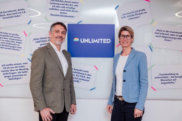 Alvaro Alonso (General Manager Beiersdorf Österreich & Osteuropa) und Charlotte Hager (Semiotikerin und Change-Forscherin, comrecon brand navigation) bei der Studien-Präsentation.