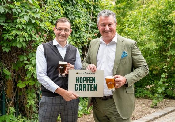 Tobias Frank, Technischer Geschäftsführer und 1. Braumeister der Ottakringer Brauerei, und Tiergartendirektor Dr. Stephan Hering-Hagenbeck eröffneten den Hopfengarten in Schönbrunn.