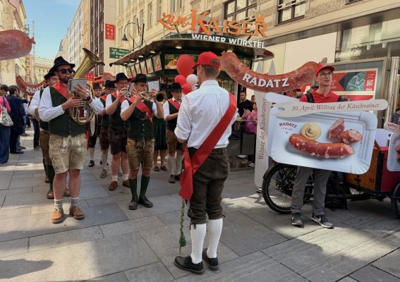 Radatz feierte den Tag der Käsekrainer mit einem kulinarischen und musikalischen Festzug zu den traditionsreichsten Würstelständen in der Wiener Innenstadt.