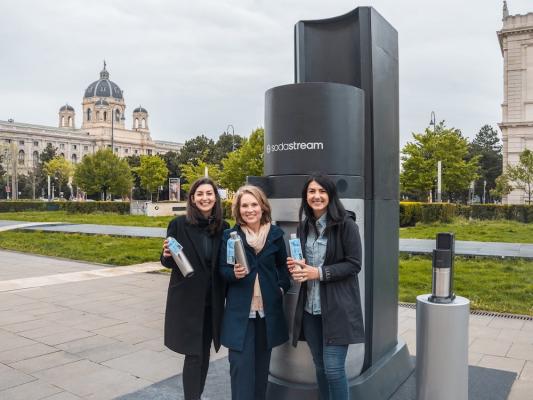 V.l.n.r.: Lynn Weis, Brand Lead SodaStream Österreich, Izabela Baran-Burghauser, Country Managerin SodaStream Österreich, und Super-G-Weltmeisterin Stephanie Venier 