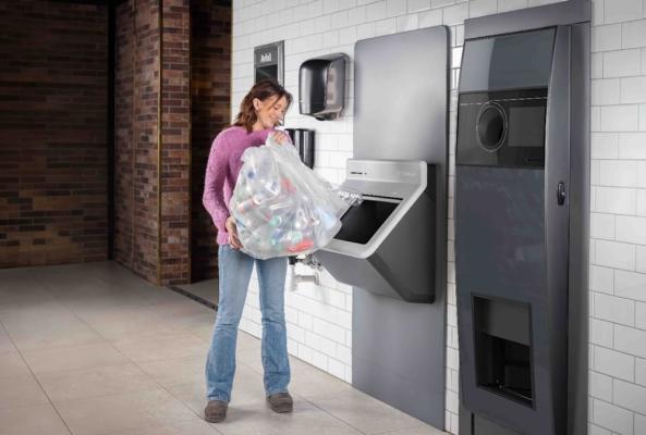 Der TOMRA R2 ist anders als alles, was Sie bisher gesehen haben. Mit seinem schlanken, platzsparenden Design und der intuitiven Benutzeroberfläche bietet dieser Leergutautomat ein sauberes, schnelles und sicheres Rückgabeerlebnis.