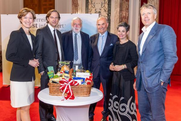 Brückenschlag in die Zukunft im Fachverband der Nahrungs- und Genussmittelindustrie: Staffelübergabe in der Obmannschaft: Mag. Katharina Koßdorff, Geschäftsführerin Fachverband der Lebensmittelindustrie, Obmann Mag. Stephan Büttner, Vorstandsvorsitzender AGRANA Beteiligungs-AG, Bundesminister und EU-Kommissar a. D. DI Dr. Franz Fischler, KR DI Johann Marihart, neues Mitglied im Präsidium Mag. Michaela Hysek-Unterweger, Unterweger Früchteküche GmbH, Obmann-Stv. KR Mag. Walter Scherb, S. Spitz GmbH (v.l.n.r.)