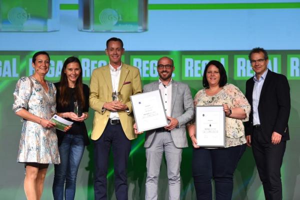 Die GS1 Sync Stars Verleihung 2025 v.l.n.r.: Ing. Barbara Wendelin (Head of Master Data Services, GS1 Austria), Sabine Urban (Customer Support Agent Product Data, Coca-Cola HBC Österreich), Mag. Florian Müller (Product & Brandmanager AUT & GER, J. Gschwandtner Import Gesellschaft), Peter Hammerl (Sales Director Österreich, J. Gschwandtner Import Gesellschaft), Marion Stummer (Customer Support Manager, Coca-Cola HBC Österreich), Mag. Gregor Herzog (Geschäftsführer GS1 Austria)