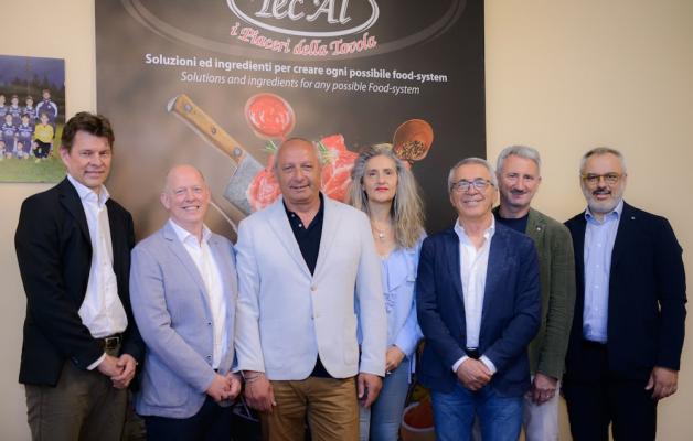 NovaTaste und Tec-Al (vlnr.:) Christian Tomsen, CFO - NovaTaste Cristian Mazza, Inhaber - Tec-Al Niki Pavarani, Inhaber & President Board of Directors - Tec-Al Silvia Buzzulini, Inhaber - Tec-Al Danilo Piroli, CEO - Tec-Al Paolo Guarneri, Inhaber - Tec-Al Danilo Boggiani, Managing Director - NovaTaste Italy srl