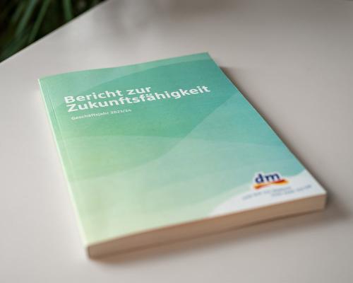 dm drogerie markt legt erstmals einen gemeinsamen Nachhaltigkeitsbericht für alle 14 Länder der Gruppe vor – den Bericht zur Zukunftsfähigkeit. Darin bekräftigt dm sein Ziel, bis 2045 Netto-Null-Emissionen zu erreichen.