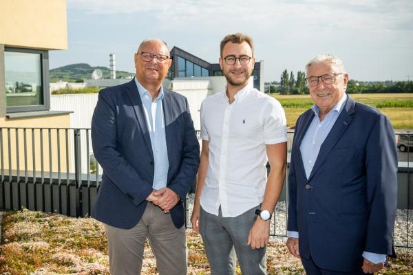 Drei Generationen vor der neuen Produktionshalle: Andreas, Christoph und Gerhard Eschner